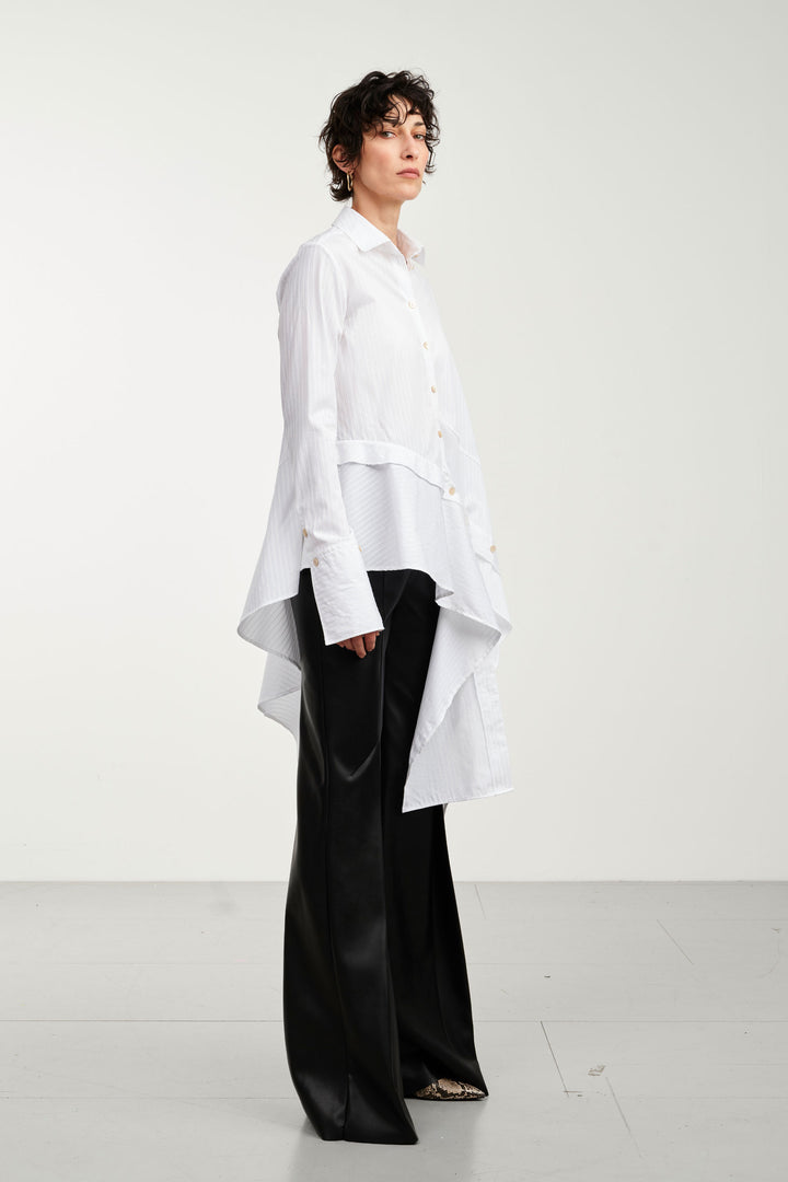Chemise Divide, chemise en coton blanc avec ourlet asymétrique