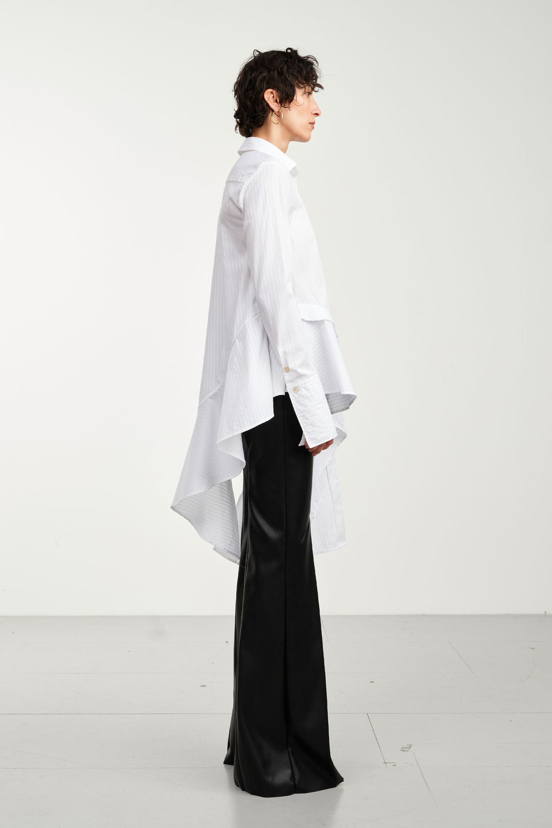 Chemise Divide, chemise en coton blanc avec ourlet asymétrique