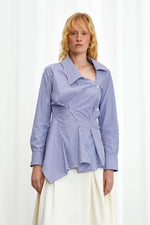 Hold Close Shirt, tailliertes Hemd aus blau gestreifter Baumwolle