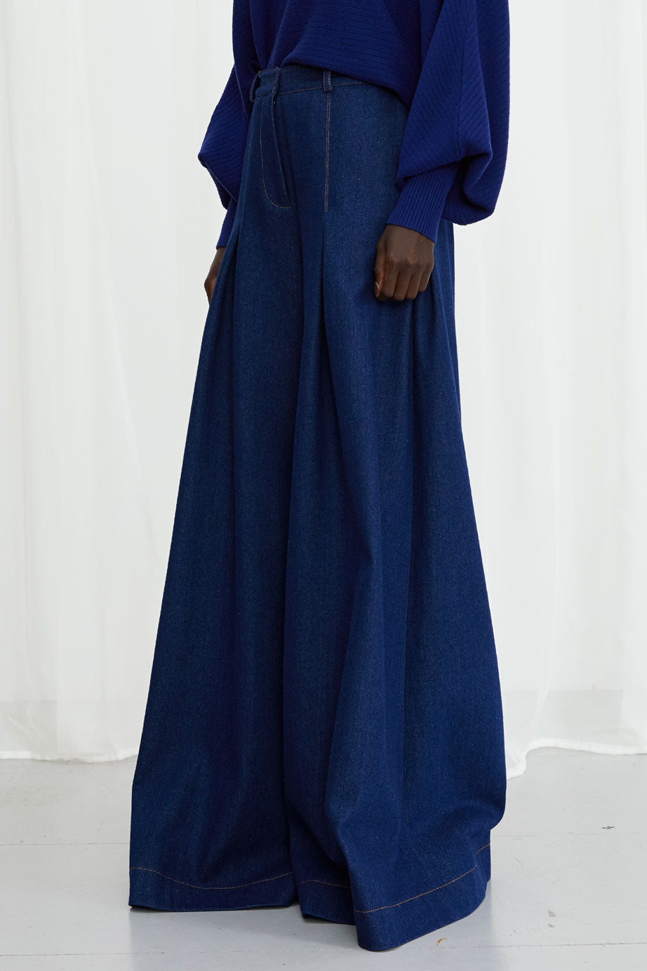 Pantalon Honesty Opens, pantalon large en denim indigo