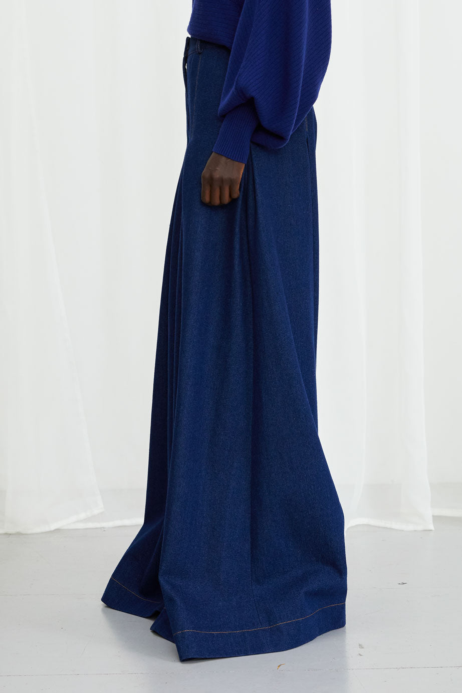 Pantalon Honesty Opens, pantalon large en denim indigo