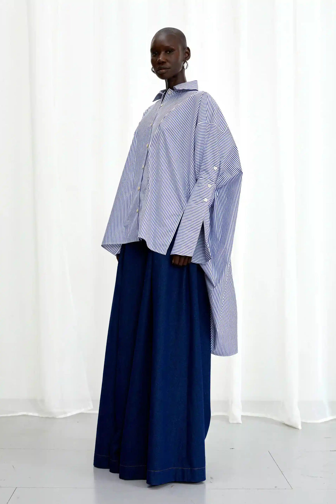 Emotive Shirt, blau gestreiftes Oversize-Shirt aus Baumwolle