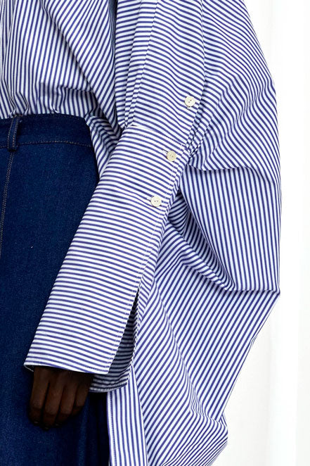 Emotive Shirt, blau gestreiftes Oversize-Shirt aus Baumwolle